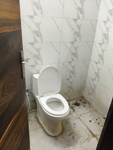 Bathroom in 4 BHK Apartment at Ardee City The Residency, Sector 52 – for Rent