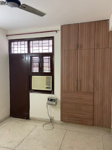 Room in 3 BHK Builder Floor at Unitech Arcadia, South City 2 – for Rent