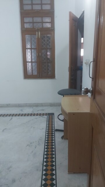 Furnished Amenities in 2.5 BHK Builder Floor at Mayur Vihar – for Rent