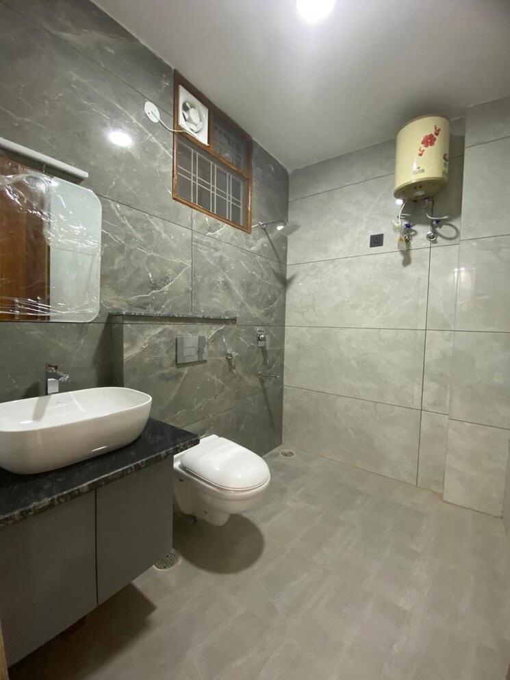 Bathroom, gms road 3 Bedroom 1900 Sq.Ft. Builder Floor In Gms Road Dehradun 8154468