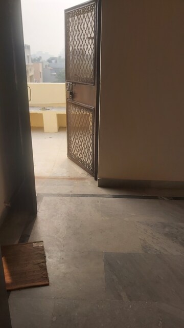 Bedroom in 1.5 BHK Apartment at Mayur Vihar – for Rent
