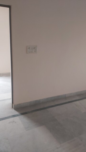 Room in 1.5 BHK Apartment at Mayur Vihar – for Rent