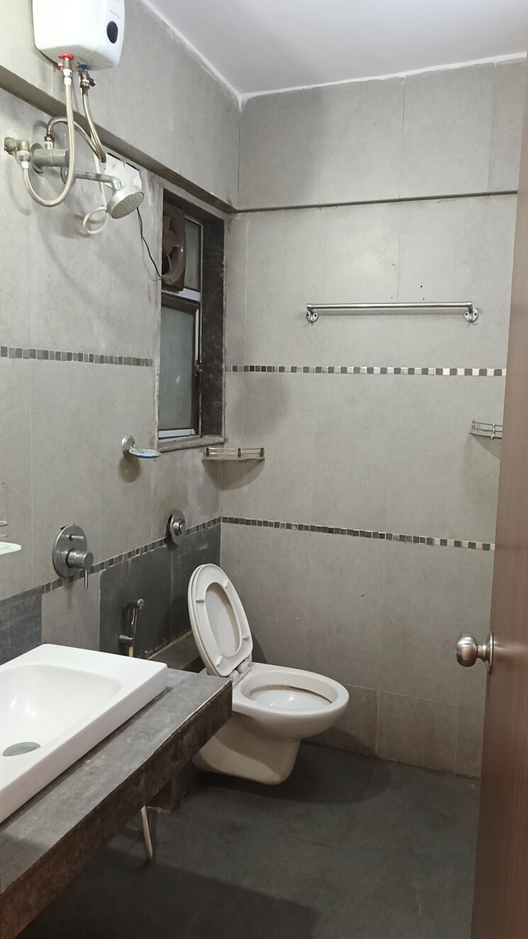 Bathroom, lashkaria-green-towers 3 Bedroom 1350 Sq.Ft. Apartment In Andheri West Mumbai 8154828