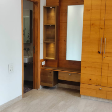 Room in 4 BHK Builder Floor at Janakpuri – for Rent