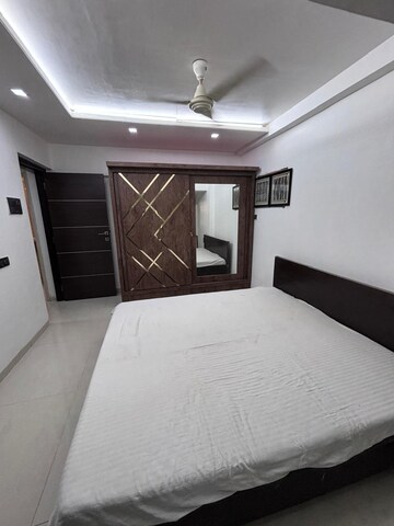 Room in 2 BHK Apartment at Transcon Flora Heights, Andheri West – for Rent