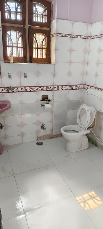 Bathroom in 1.5 BHK Independent House at Gomti Nagar – for Rent