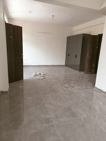 Room in 3 BHK Builder Floor at Super MIG, Sector 105 – for Rent
