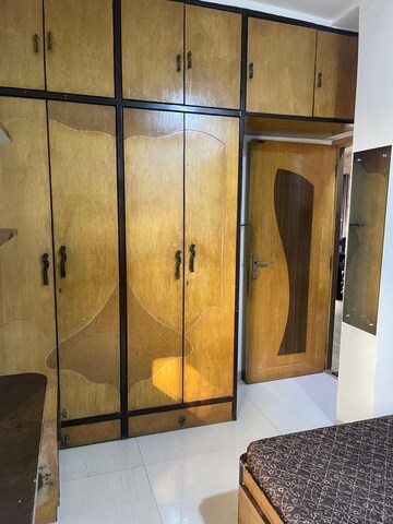 Furnished Amenities in 2 BHK Apartment at Nishant Building, Andheri West – for Rent
