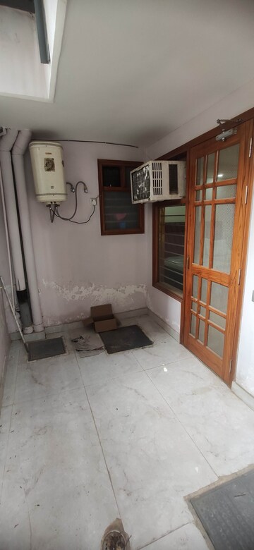 Living Room in 1 RK Builder Floor at Sector 27 – for Rent