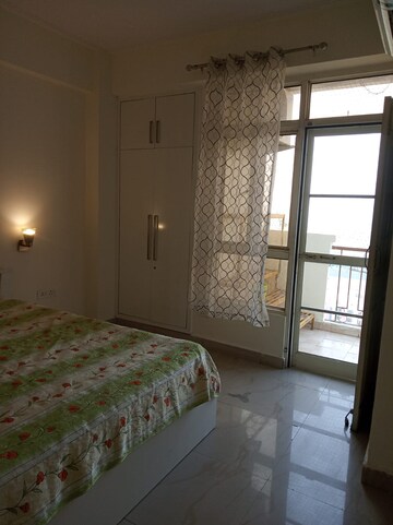 Room in 2 BHK Apartment at Supertech 34 Pavilion, Sector 34 – for Rent