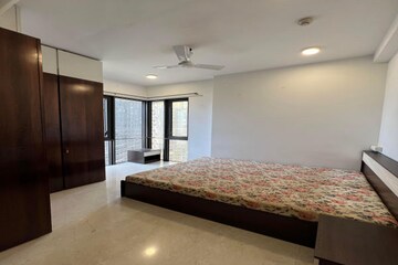 Room in 5 BHK Apartment at Lodha The Park, Worli – for Rent
