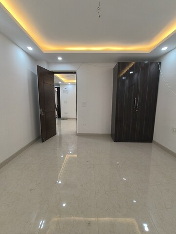 Room in 3 BHK Apartment at Saket – for Sale
