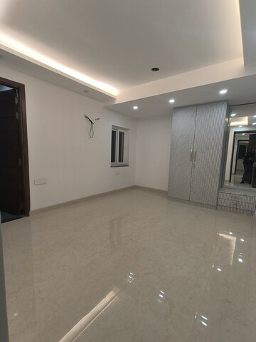 Room in 3 BHK Apartment at Saket – for Sale