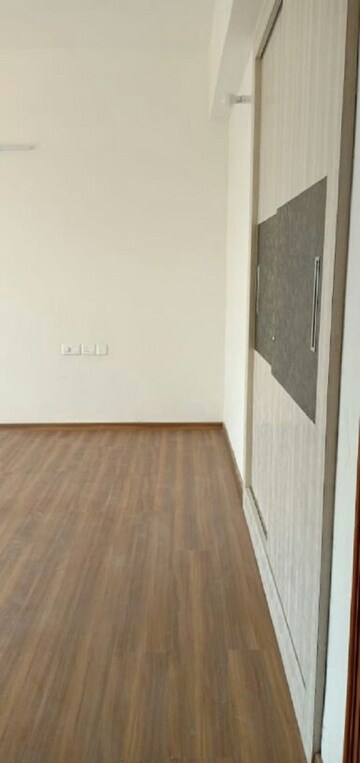 Room in 3 BHK Apartment at SDS NRI Residency Omega II, Omega Ii Greater Noida – for Rent