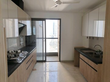 Room in 5 BHK Apartment at Rustomjee Crown, Prabhadevi – for Rent