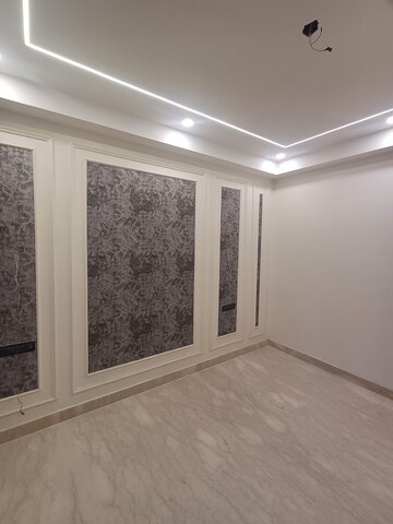 Building Lobby in 3 BHK Builder Floor at Mansarover Garden – for Sale