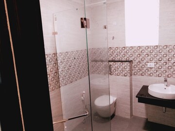 Bathroom in 3 BHK Apartment at Omaxe R2, Gomti Nagar – for Sale