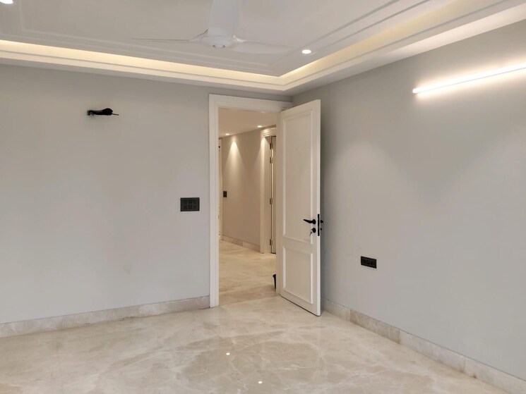 Room, vivek vihar 4 Bedroom 300 Sq.Yd. Builder Floor In Vivek Vihar Delhi 8155604