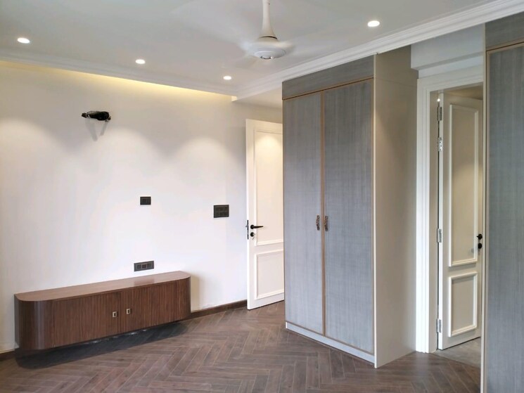 Room, vivek vihar 4 Bedroom 300 Sq.Yd. Builder Floor In Vivek Vihar Delhi 8155604