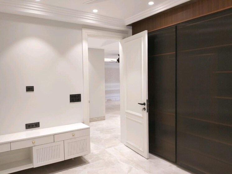 Room, vivek vihar 4 Bedroom 300 Sq.Yd. Builder Floor In Vivek Vihar Delhi 8155604