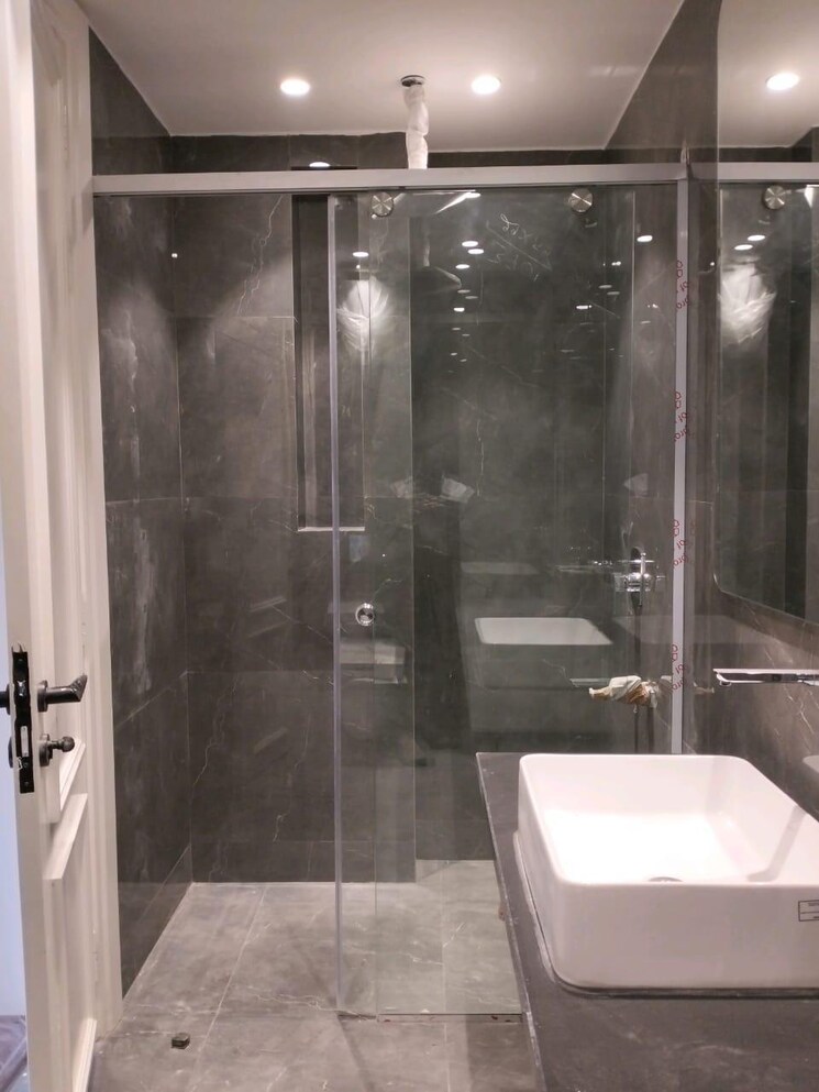 Attached Bathroom, vivek vihar 4 Bedroom 300 Sq.Yd. Builder Floor In Vivek Vihar Delhi 8155604