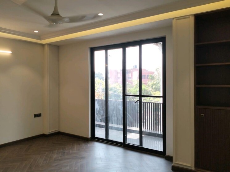 Room, vivek vihar 4 Bedroom 300 Sq.Yd. Builder Floor In Vivek Vihar Delhi 8155604
