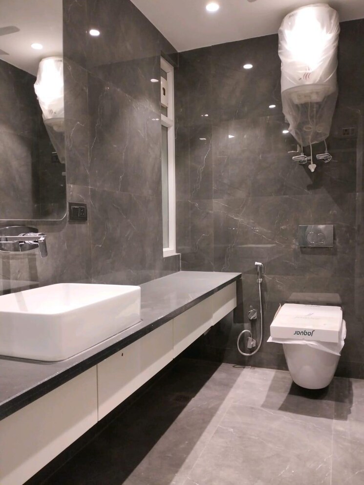 Attached Bathroom, vivek vihar 4 Bedroom 300 Sq.Yd. Builder Floor In Vivek Vihar Delhi 8155604