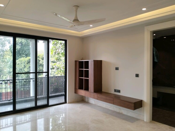 Room, vivek vihar 4 Bedroom 300 Sq.Yd. Builder Floor In Vivek Vihar Delhi 8155604