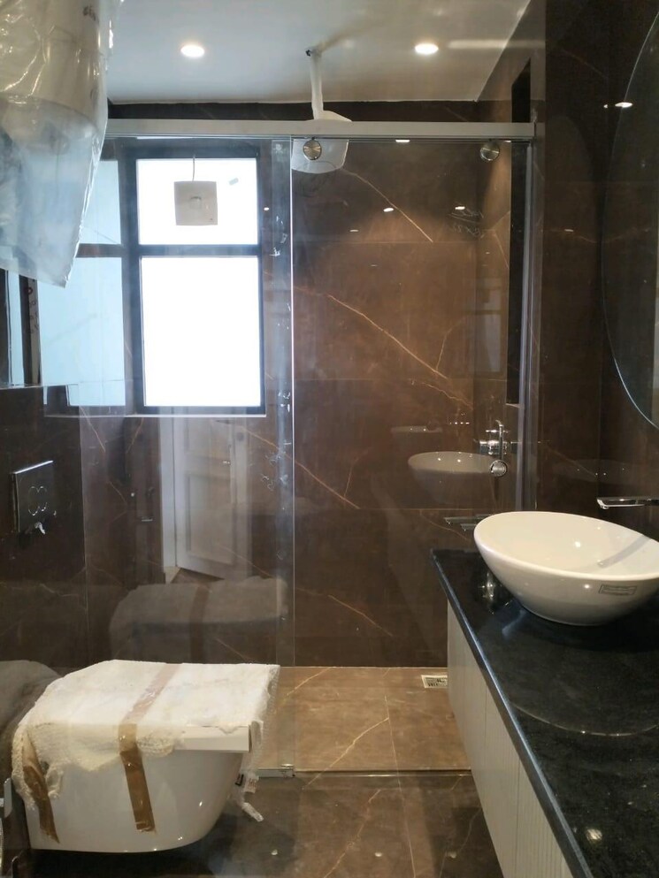 Attached Bathroom, vivek vihar 4 Bedroom 300 Sq.Yd. Builder Floor In Vivek Vihar Delhi 8155604