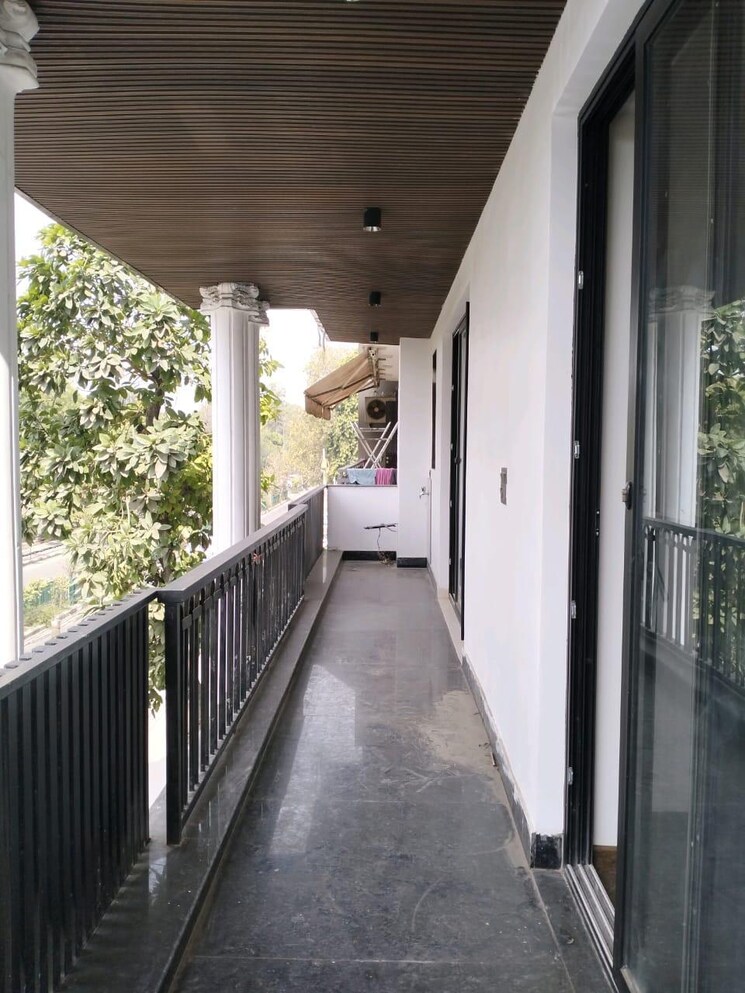 Balcony, vivek vihar 4 Bedroom 300 Sq.Yd. Builder Floor In Vivek Vihar Delhi 8155604