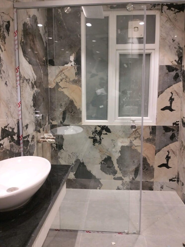 Bathroom, vivek vihar 4 Bedroom 300 Sq.Yd. Builder Floor In Vivek Vihar Delhi 8155604