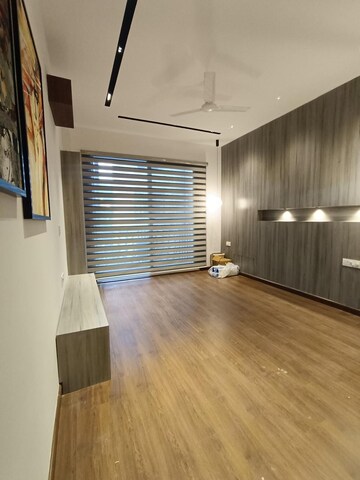 Room in 4 BHK Builder Floor at Unitech South City II, Sector 50 – for Rent