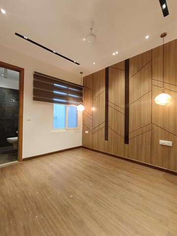 Room in 4 BHK Builder Floor at Unitech South City II, Sector 50 – for Rent