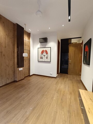 Room in 4 BHK Builder Floor at Unitech South City II, Sector 50 – for Rent