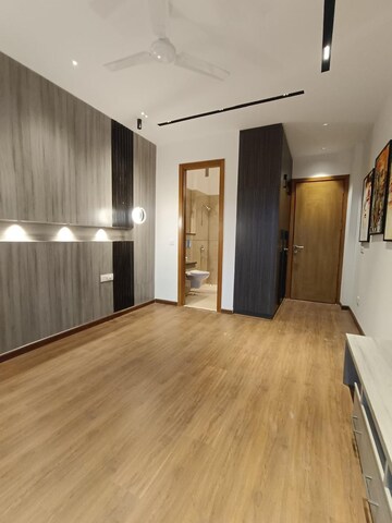 Room in 4 BHK Builder Floor at Unitech South City II, Sector 50 – for Rent