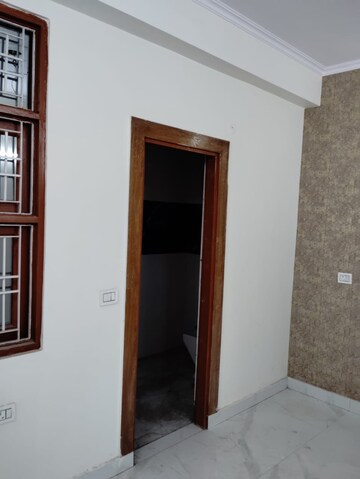 Room in 3 BHK Builder Floor at Shalimar Apartments Shalimar Garden, Shalimar Garden – for Sale