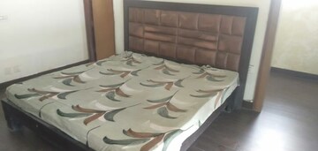 Room in 4 BHK Apartment at Vip Road – for Rent