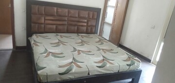 Room in 4 BHK Apartment at Vip Road – for Rent