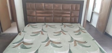 Room in 4 BHK Apartment at Vip Road – for Rent