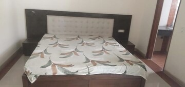 Room in 4 BHK Apartment at Vip Road – for Rent