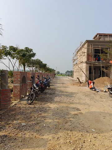 Parking in 6 BHK Villa at Gomti Nagar – for Sale