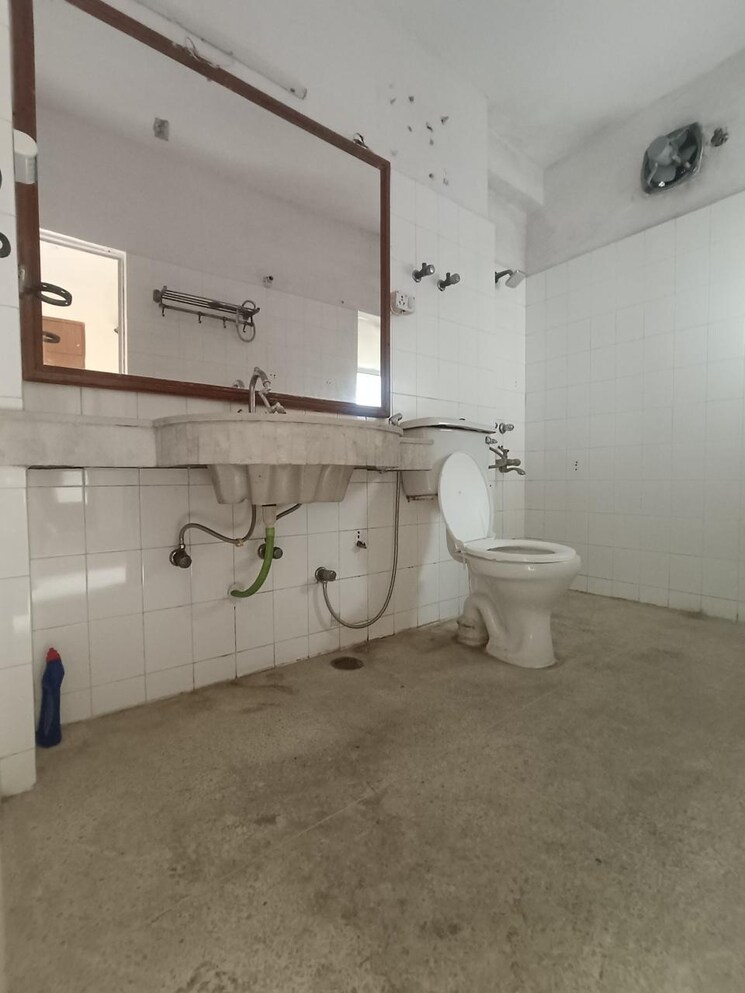 Bathroom, sector 3 dwarka 3 Bedroom 1600 Sq.Ft. Apartment In Sector 3 Dwarka Delhi 8155935