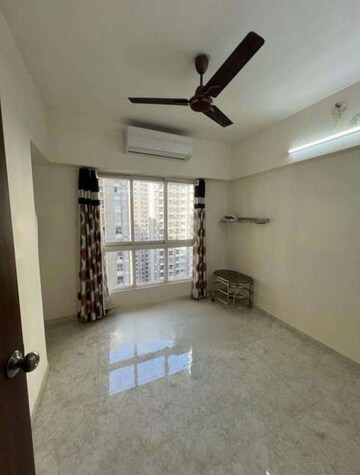 Room in 2 BHK Apartment at Lodha Amara, Kolshet Road – for Rent