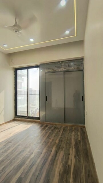 Room in 3.5 BHK Apartment at Apex The Rio, Ahinsa Khand ii – for Rent