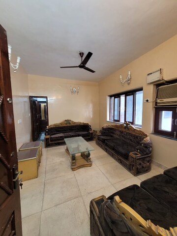 Living Room in 1.5 BHK Builder Floor at South Extension ii – for Rent