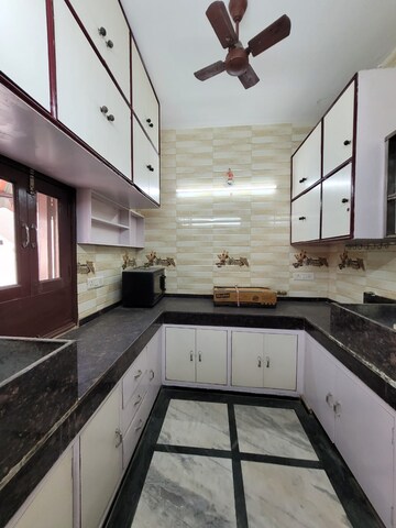 Kitchen in 1.5 BHK Builder Floor at South Extension ii – for Rent