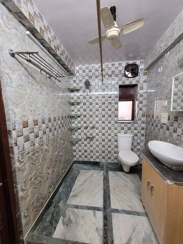 Bathroom in 1.5 BHK Builder Floor at South Extension ii – for Rent