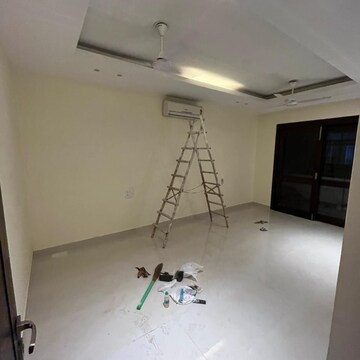 Room in 4 BHK Builder Floor at Janakpuri – for Rent