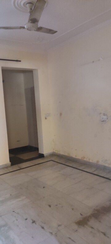 Room in 2.5 BHK Builder Floor at RPS Paras Apartments, Sector 30 – for Rent