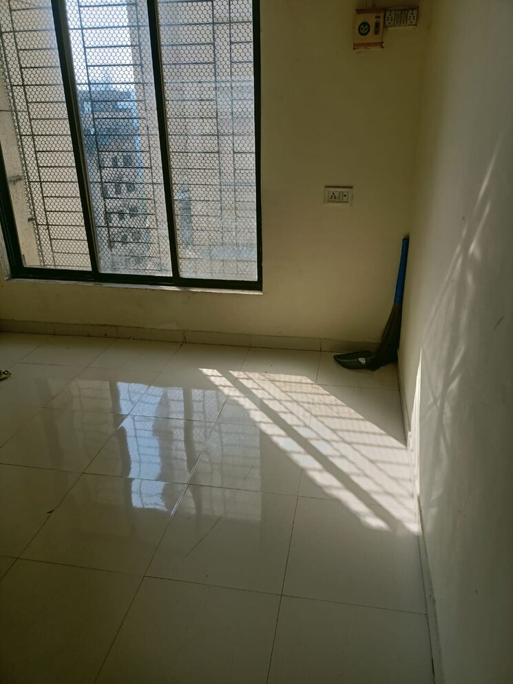 Room, rashmi-complex-teen-hath-naka 1 Bedroom 450 Sq.Ft. Apartment In Dharamveer Nagar Thane 8156971